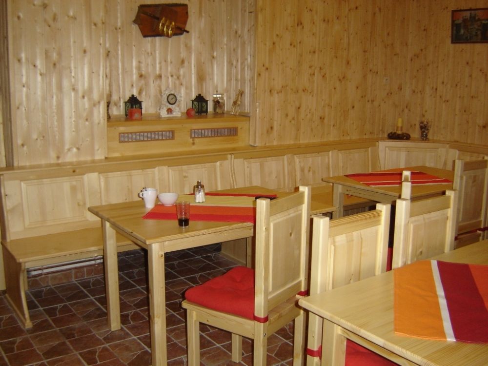 jedalensky stol stolicky lavice restauracia 001